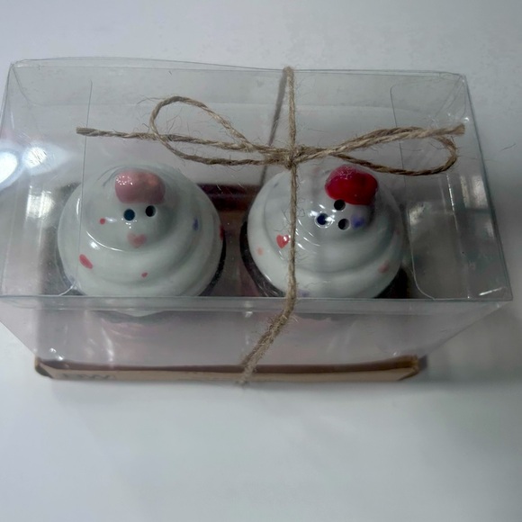 Boston Warehouses - Hand Painted Ceramic Cupcake Salt & Pepper Shakers - BNIB 🧁 - Picture 3 of 8